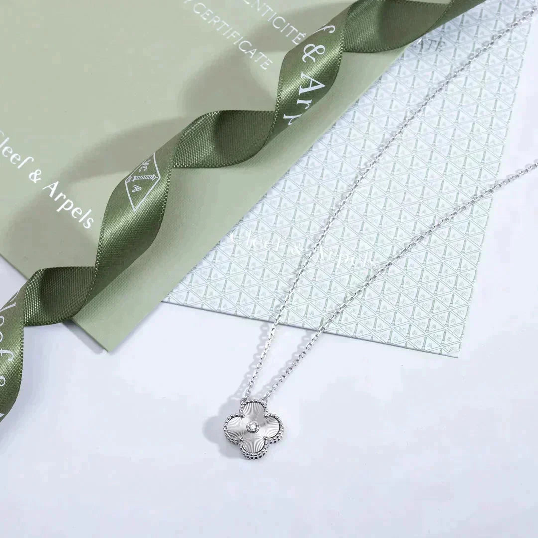 [⭐Seralia]CLOVER  15MM DIAMOND LASER NECKLACE SILVER