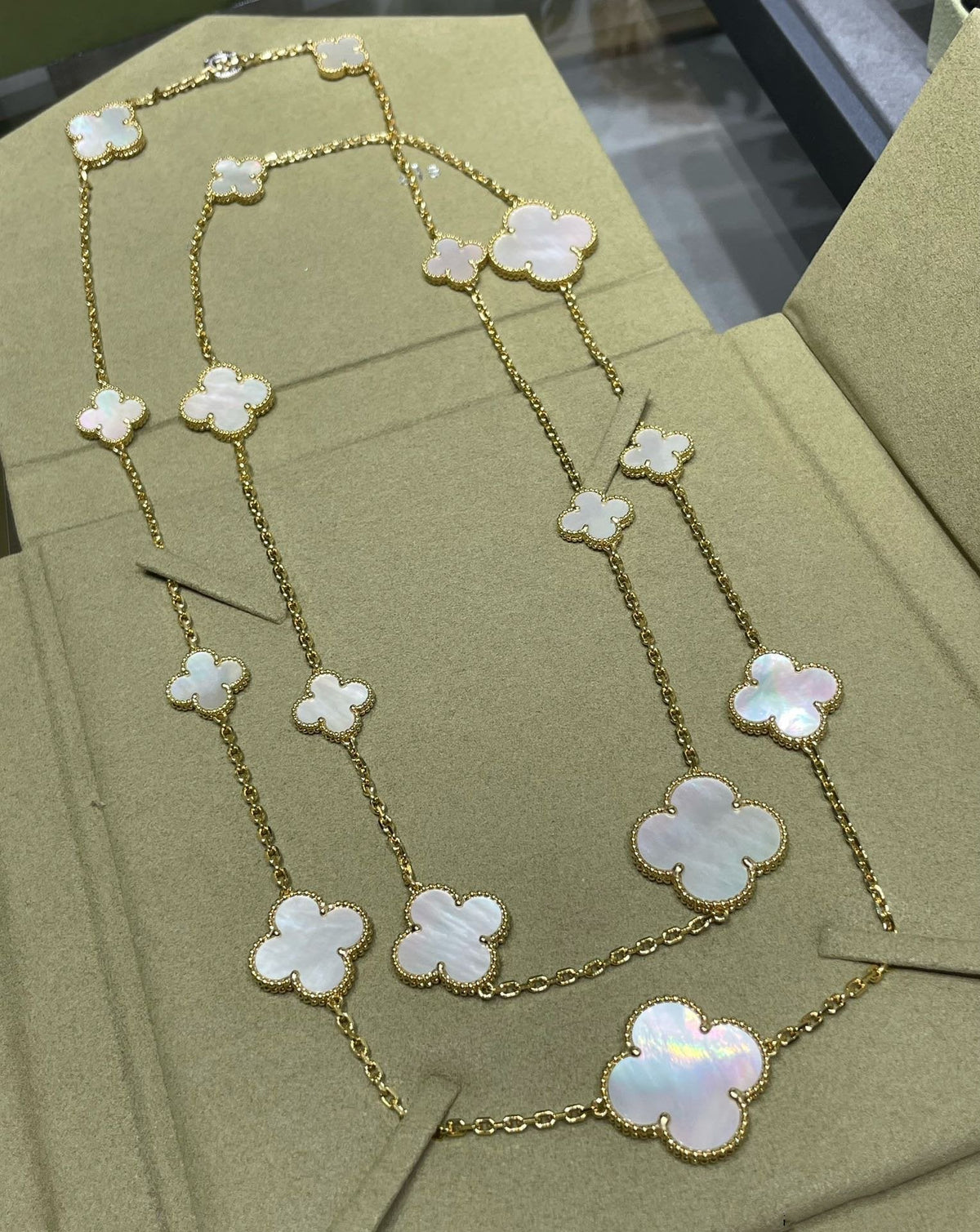 [⭐Seralia]CLOVER 16 MOTIF WHITE MOP GOLD NECKLACE