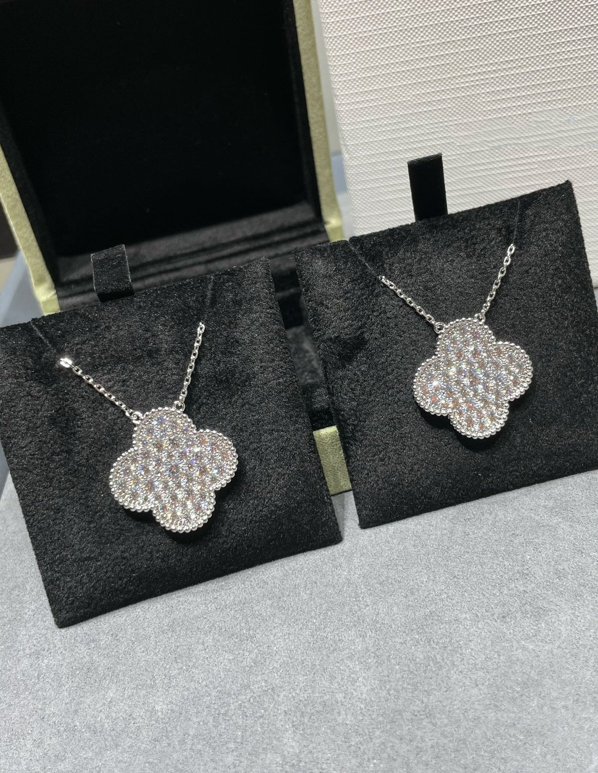 [⭐Seralia]CLOVER 25MM LARGE PENDANT DIAMOND PAVED SILVER NECKLACE