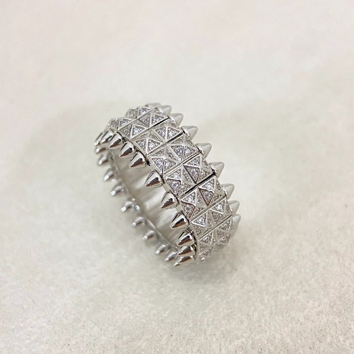 [⭐Seralia]CLASH DOUBLE-ROW RIVET RING WITH DIAMOND SETTING