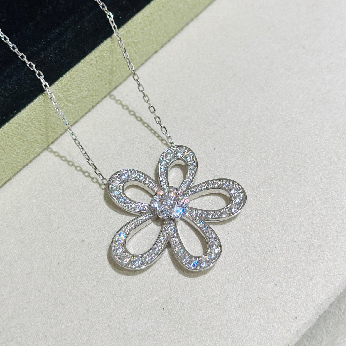 [⭐Seralia]FLOWERLACE NECKLACE FULL DIAMONDS